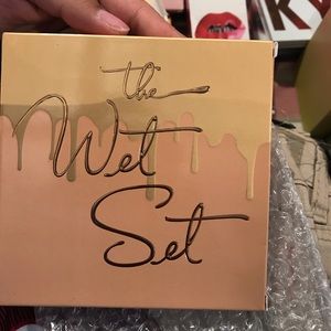 KylieThe Wet Set highlighter palette